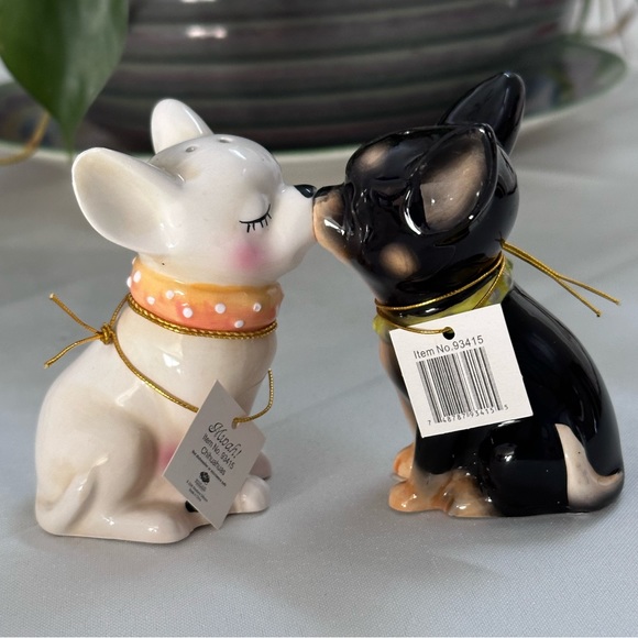 NWT Westland Giftware kissing Chihuahua’s magnetic salt and pepper shakers - Picture 5 of 12